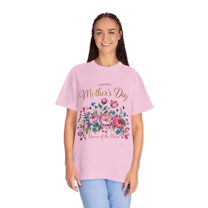 Happy Mother's Day Queen of the Heart T-Shirt, showcasing a classic crew neckline and durable double-needle stitching, embodies comfort and warmth, ideal for celebrating special mother figures with style and love.