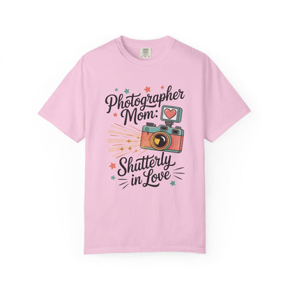 Photographer Mom: Shutterly In Love Mother's Day Comfort Colors Unisex T-Shirt features a relaxed fit and crew neckline, crafted from high-quality US cotton, ideal for casual or dressed-up looks.
