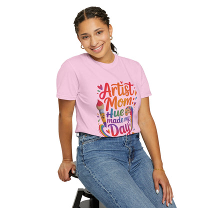 Artist Mom: Hue Made My Day Mother's Day Comfort Colors Unisex T-Shirt features a relaxed fit and classic crew neckline, embodying a cozy, artsy vibe ideal for casual outings or creative activities.